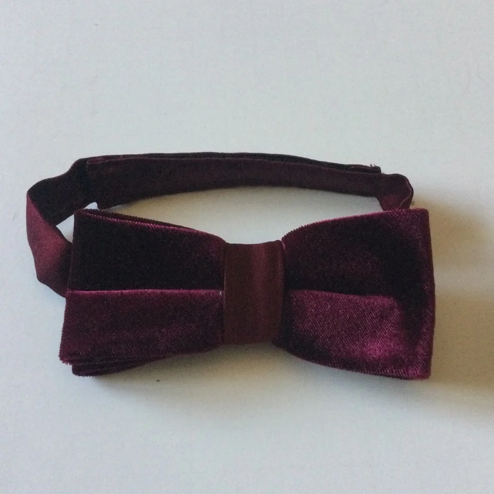 NORDSTROM FAMILY MOMENTS BOYS VELVET PRE-TIED BOW TIE BURGUNDY OS ADJUSTABLE NEW